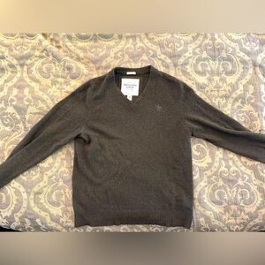 Abercrombie and Fitch 100% cashmere v-neck sweater. Brown. Size small